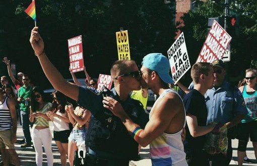 Homofobik Gösteriye Polisten Öpücüklü Cevap