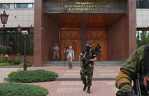 Donetsk’te Ayrılıkçılar Merkez Bankasını Ele Geçirdi