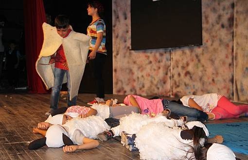Diyarbakır’da Çocuklar Üç Dilde Sahnede