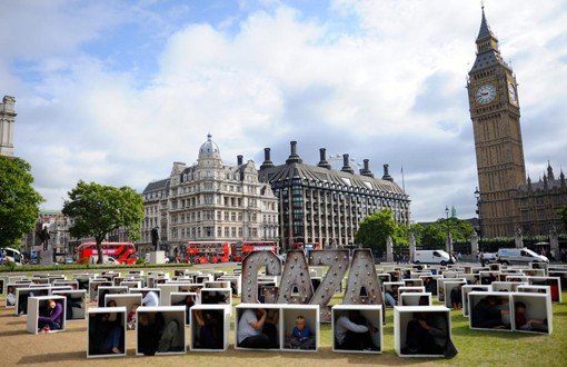 İngiltere Hükümetine Kutularla Gazze Mesajı