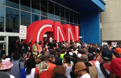 Ferguson İçin CNN Önünde Penguen Medyası Eylemi