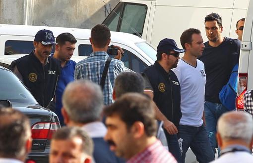 İzmir’de 35 Polis Gözaltında