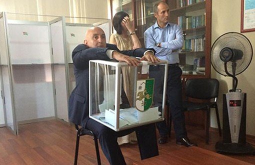 Abhazya Başkan Seçimi Kadıköy Sandığı'na Polis Müdahalesi