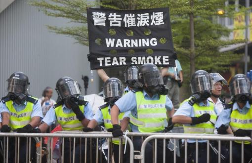 Hong Kong’da “Tam Demokrasi”ye Biber Gazı