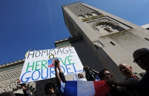 Fransa Müslümanlarından Kınama Beklemek Doğru mu?