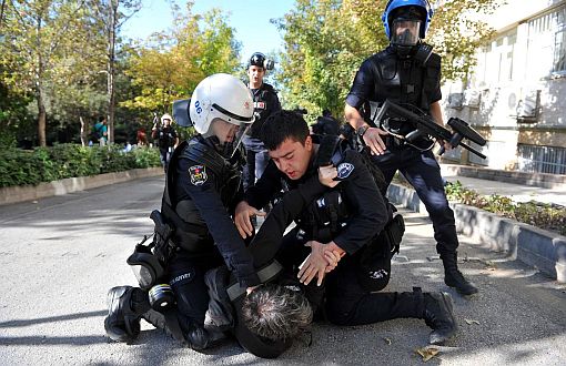 Polis Cebeci Kampüsü'nde Akademisyenleri de Gözaltına Aldı