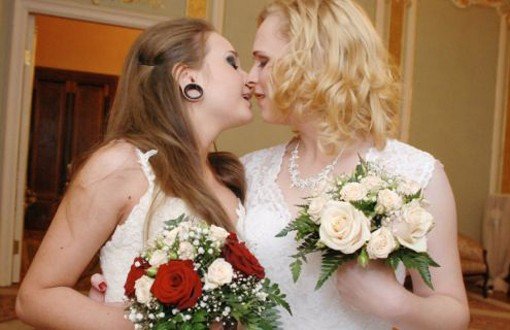 Eşcinsel Evliliğe Karşı Gelinlik ve Damatlık Giyme Şartı