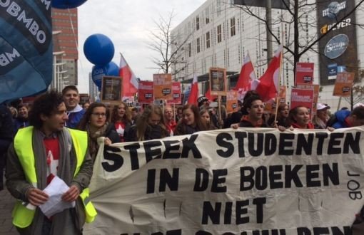 Hollandalı Öğrenciler Burs Hakkı için Sokakta