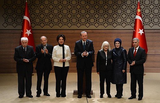 Erdoğan Cumhurbaşkanlığı Sanatçılarına Ödül Verirken "Aydın Diktası"nı Eleştirdi