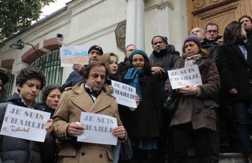 1 Minute of Silence Outside French Consulate in Istanbul 