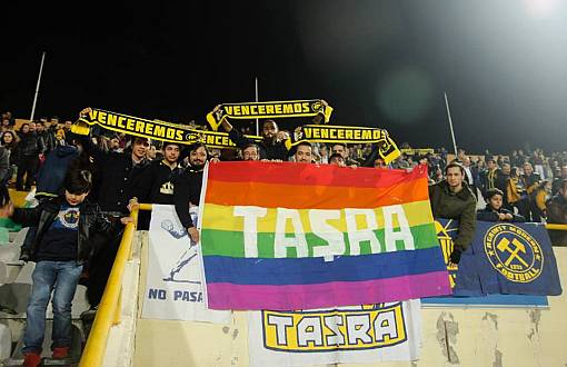Fenerbahçe Tribününde LGBTİ Bayrağı