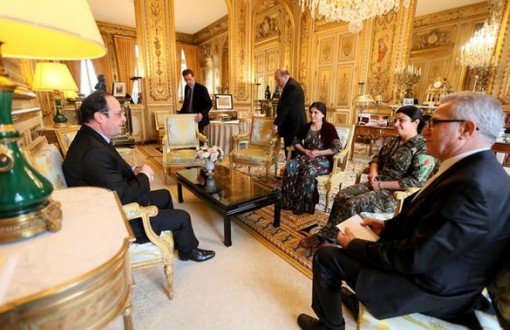 Hollande  Kobanê'de Direnen Kadınları Karşıladı