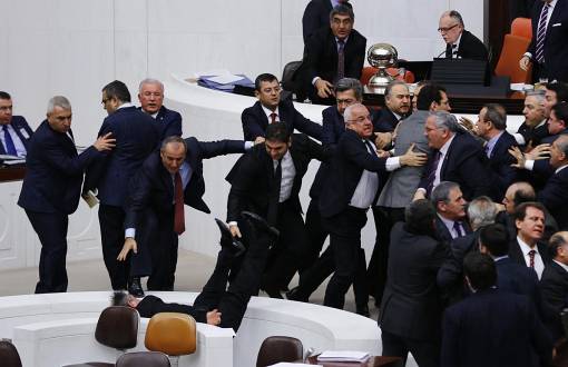 AKP’li Önal, CHP’li Düzgün’ü Merdivenden İtti