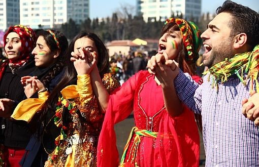 İstanbul'da Yüzbinler Newroz'u Kutladı 