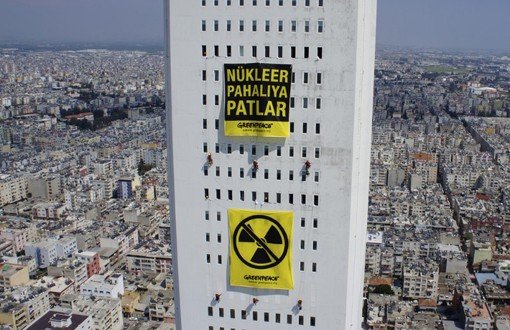 En Yüksek Binadaki Afiş: Nükleer Pahalıya Patlar