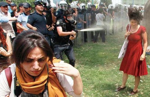 Kırmızılı Kadına Gaz Sıkan Polis 600 Ağaç Dikecek
