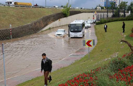 Yaz Yağmuru İstanbul’u Kilitledi