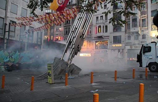 Taksim'de Suruç Saldırısını Protesto Edenlere Polis Saldırdı
