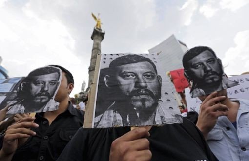 Meksika'da Binlerce Kişi Gazeteci Cinayetlerini Protesto Etti