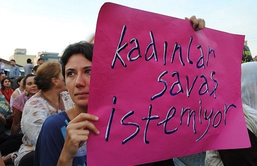 Kadınlar Barış Kurdeleli Mektuplarıyla Özgürlük Meydanında 