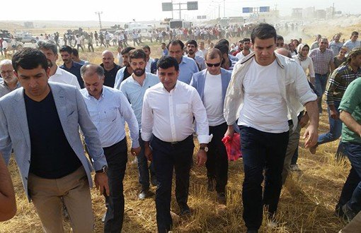 Deputies and Ministers from HDP March towards Cizre 