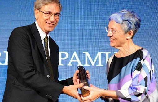 Orhan Pamuk, Erdal Öz Ödülü'nü Aldı