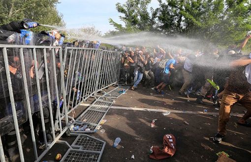 Macaristan Polisi Sınırda Mültecilere Saldırdı