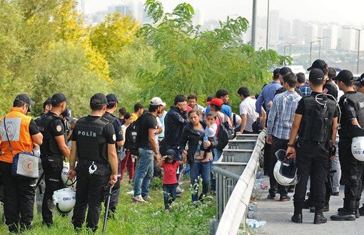 Police Stop Refugees Walking from İstanbul to Edirne