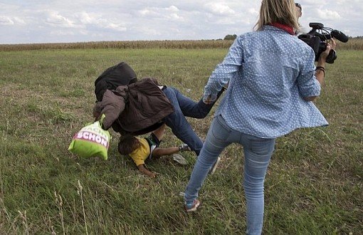 Macaristanlı Gazeteci Çelme Taktığı Mülteciye Dava Açacağını Açıkladı