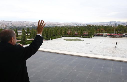 Erdoğan Saray Balkonundan Uzaktaki Halka Seslendi