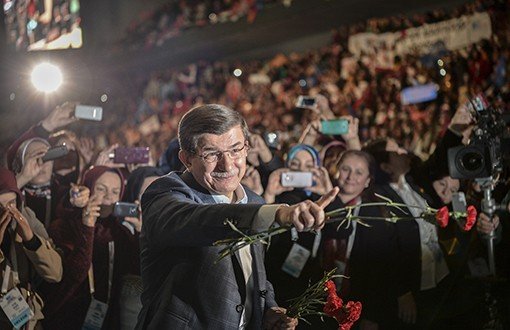 AKP Kadın Kolları Kongresi, Davutoğlu'nun Katılımıyla Gerçekleşti