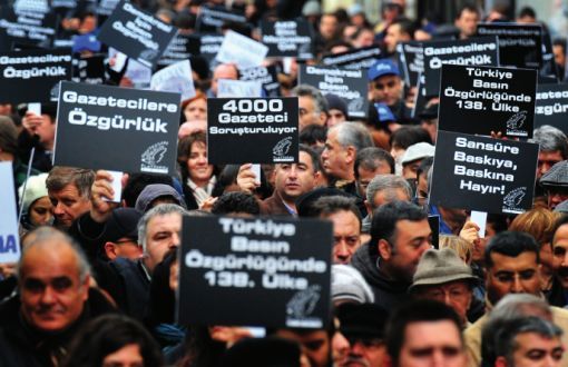 "Türkiye'de Gazetecilere Yönelik Yargılamalar Hunharca Bir Tutum"