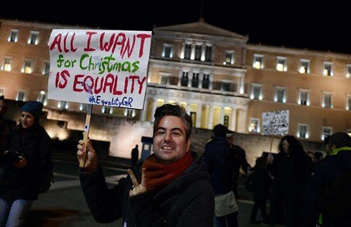 Yunanistan Eşcinsel Çiftlere Sivil Partnerlik Hakkı Tanıdı