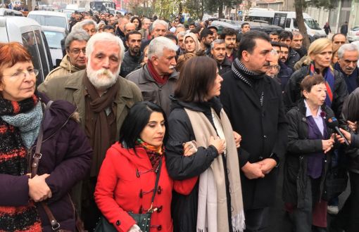 Barış İsteyenler Diyarbakır'da: Silahlar Sussun, Barışı Konuşalım