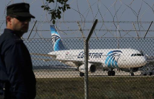 Kaçırılan Mısır Uçağındaki Yolcu ve Mürettebat Kurtarıldı