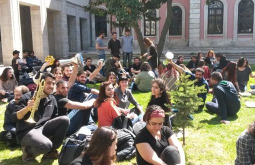 İstanbul Üniversitesi’nde Enstrüman Yasağına Karşı Cümbüş Vardı