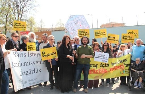 Freedom Demands in Front of Prison for Imprisoned Academics