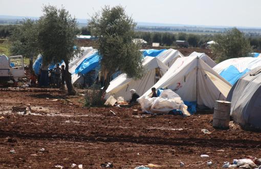 MSF: Over 100,000 Syrians Gathered on Turkish Border