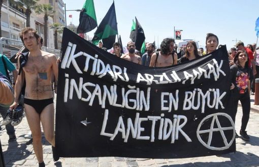 İzmir'de Anarşistler 1 Mayıs Alanına Soyunarak Girdi