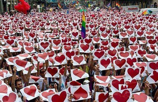 İtalya'da LGBTİ'lere "Medeni Birliktelik" Yasası Kabul Edildi