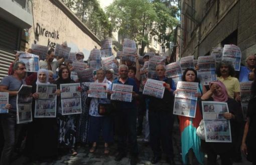 Aslı Erdoğan'ın Tutuklanması Özgür Gündem Önünde Protesto Edildi