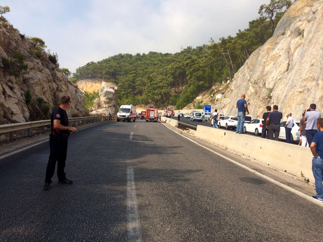 Antalya'da Jandarma Aracı Geçişi Sırasında Patlama