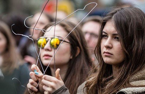 Polonya'da Kadınlar Kürtaj Yasağına Karşı Greve Çıkıyor