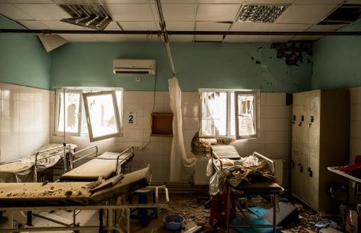 Suriye ve Yemen’de Bir Yılda 77 Hastane Bombalandı