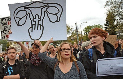 Polonyalı Kadınlar Kürtaj Yasasını Durdurdu