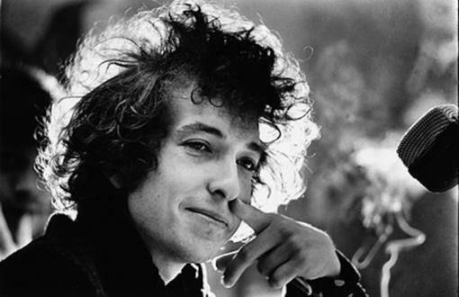 "Bob Dylan Şiiri Mırıldanılır Kılıyor"