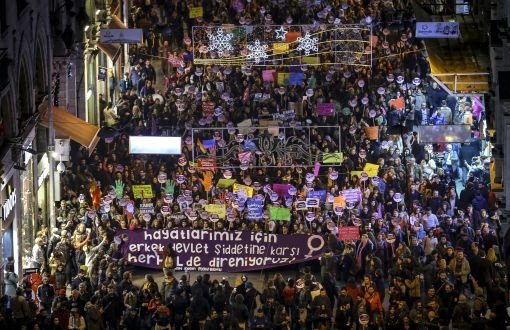 Kadınlar 25 Kasım’da Sokaktaydı: #herHALdeDireniyoruz