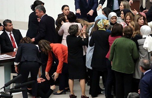 Mecliste Darp Edilen Kadın Vekillerden Haberlere Tepki: "Kavga" Değil, "Saldırı"