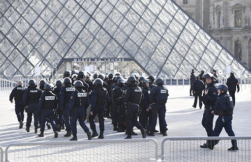Paris'te Askerler Bıçaklı Bir Kişiyi Vurdu