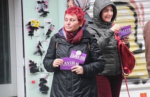 Kadınlar Kadıköy'de "Hayır" Bildirisine Polis Şiddetine Karşı Bildiri Dağıttı